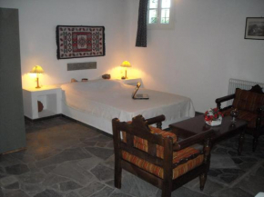 Budget accommodation in a semi-basement studio - Possidonia